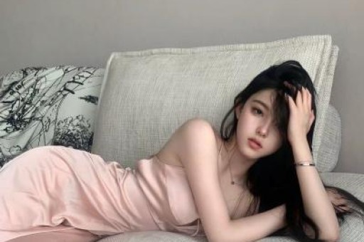 全网炸锅！梅拉尼娅公开演讲朗读吃力遭群嘲舆论反讽打脸舆论乱象